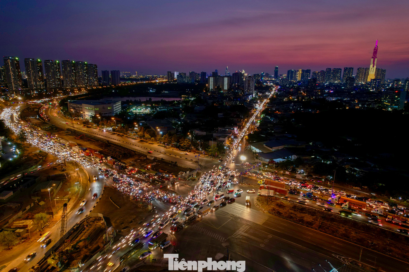 Lưu lượng phương tiện rất lớn dẫn đến tình trạng giao thông qua cửa ngõ phía Đông thường hỗn loạn vào giờ cao điểm. Lãnh đạo TPHCM đã có yêu cầu chỉ đạo đẩy nhanh tiến độ hoàn thành dự án xây dựng nút giao phức tạp nhất hiện nay.