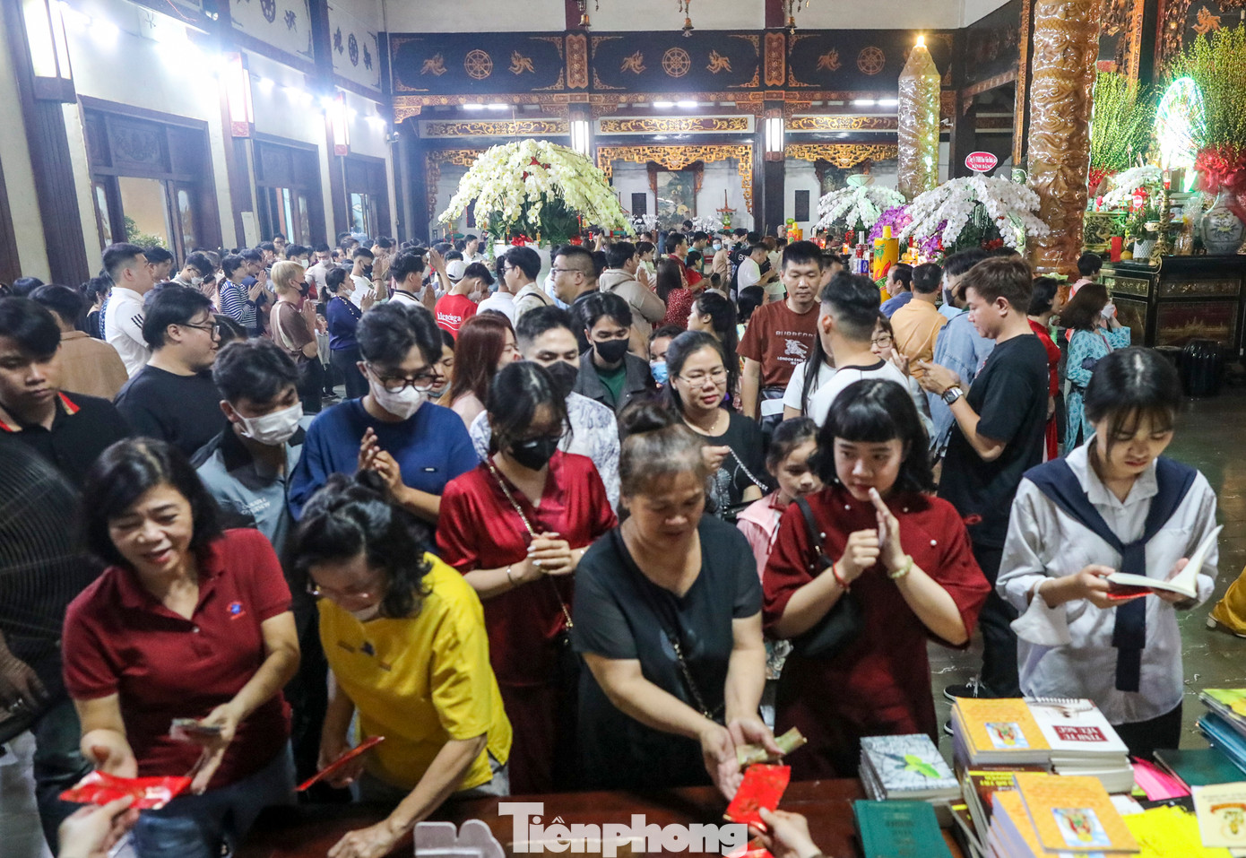 Từ người già, người trẻ đều chắp tay niệm Phật, người thì cầu tài, cầu lộc, cầu duyên, người thì cầu bình an, sức khỏe cho bản thân và người thân trong gia đình.