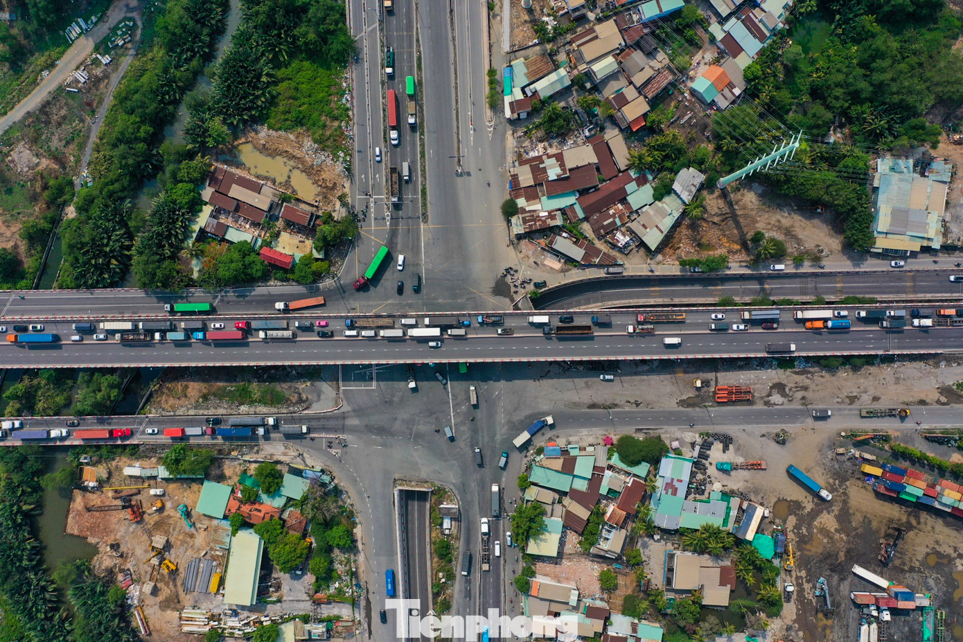Lưu lượng xe vận chuyển hàng hóa qua khu vực này rất lớn, trong khi tổ chức giao thông tại nút giao Mỹ Thủy là lưu thông đồng mức nên thường xuyên xảy ra ùn tắc và tai nạn giao thông. Lưu lượng xe vận chuyển hàng hóa qua khu vực này rất lớn, trong khi tổ chức giao thông tại nút giao Mỹ Thủy là lưu thông đồng mức nên thường xuyên xảy ra ùn tắc và tai nạn giao thông.