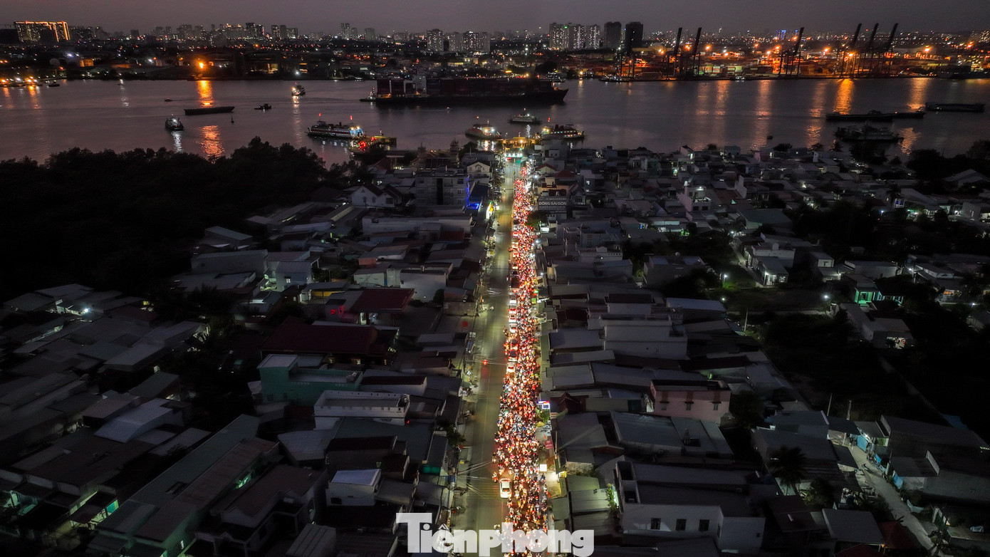 Càng về tối, lượng phương tiện đổ về đây càng đông.