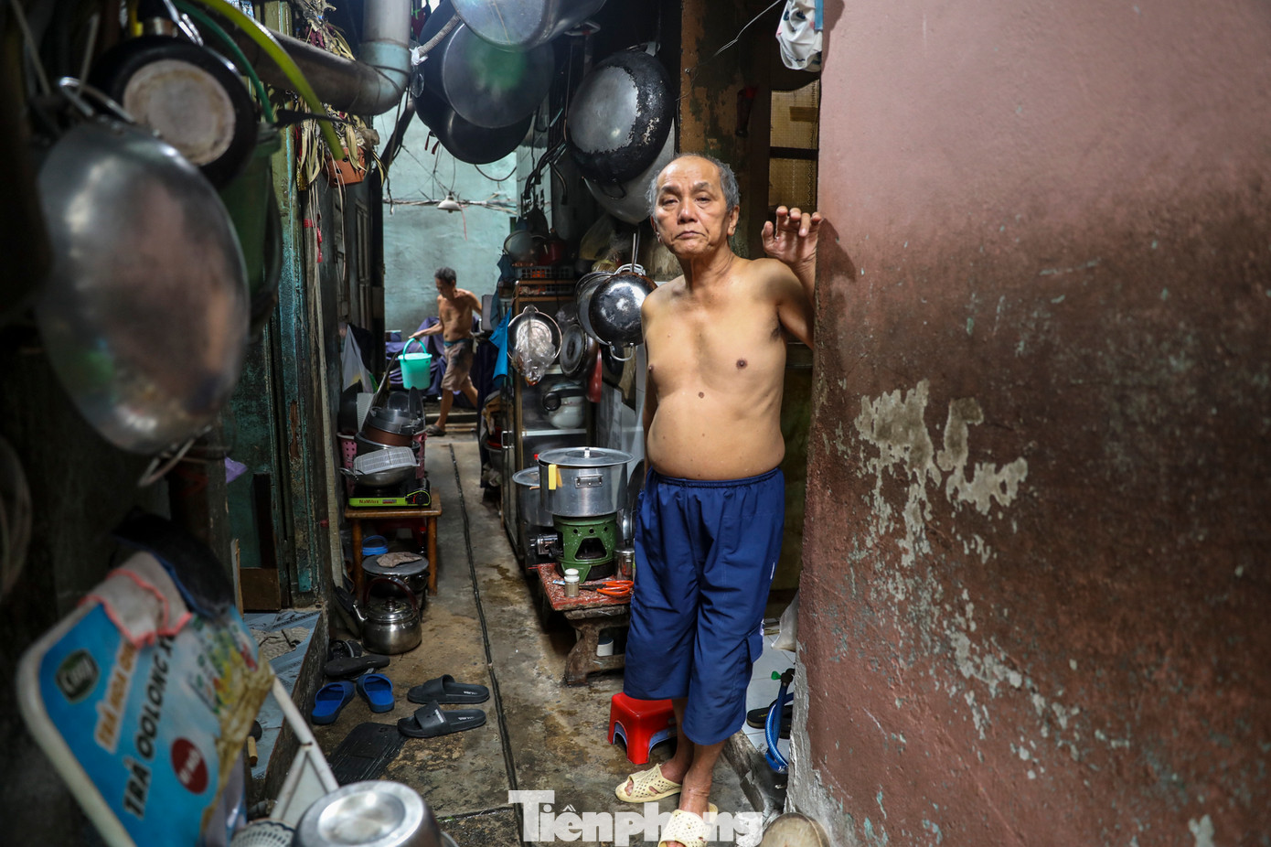 Do diện tích chật hẹp, các sinh hoạt của người dân trong khu vực đều bị hạn chế và bất tiện. Hầu hết bà con tại đây đều sử dụng hành lang trước nhà để nấu nướng và sinh hoạt.