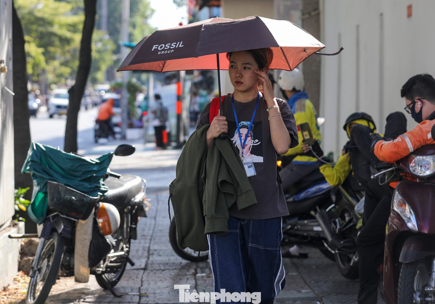 Nắng nóng kèm bức xạ cực tím ở mức gây hại cao, do đó người dân khi đi lại, hoạt động ngoài trời cần che chắn kỹ.