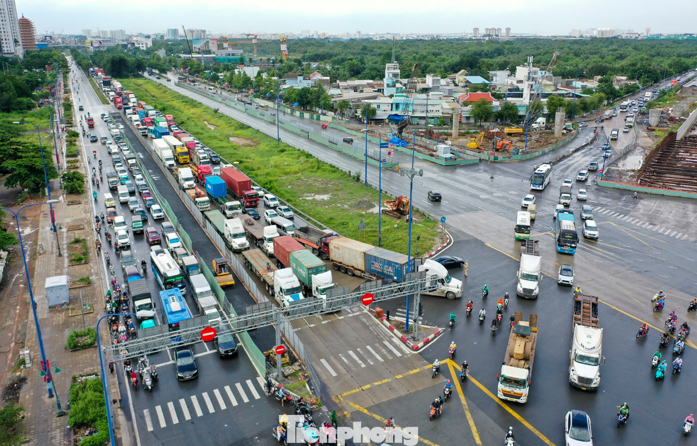 Tình trạng ùn tắc giao thông kéo dài từ khúc giao cầu vượt Cát Lái đến khu vực nút giao thông An Phú (TP Thủ Đức) - đoạn vào cao tốc TPHCM - Long Thành - Dầu Giây.