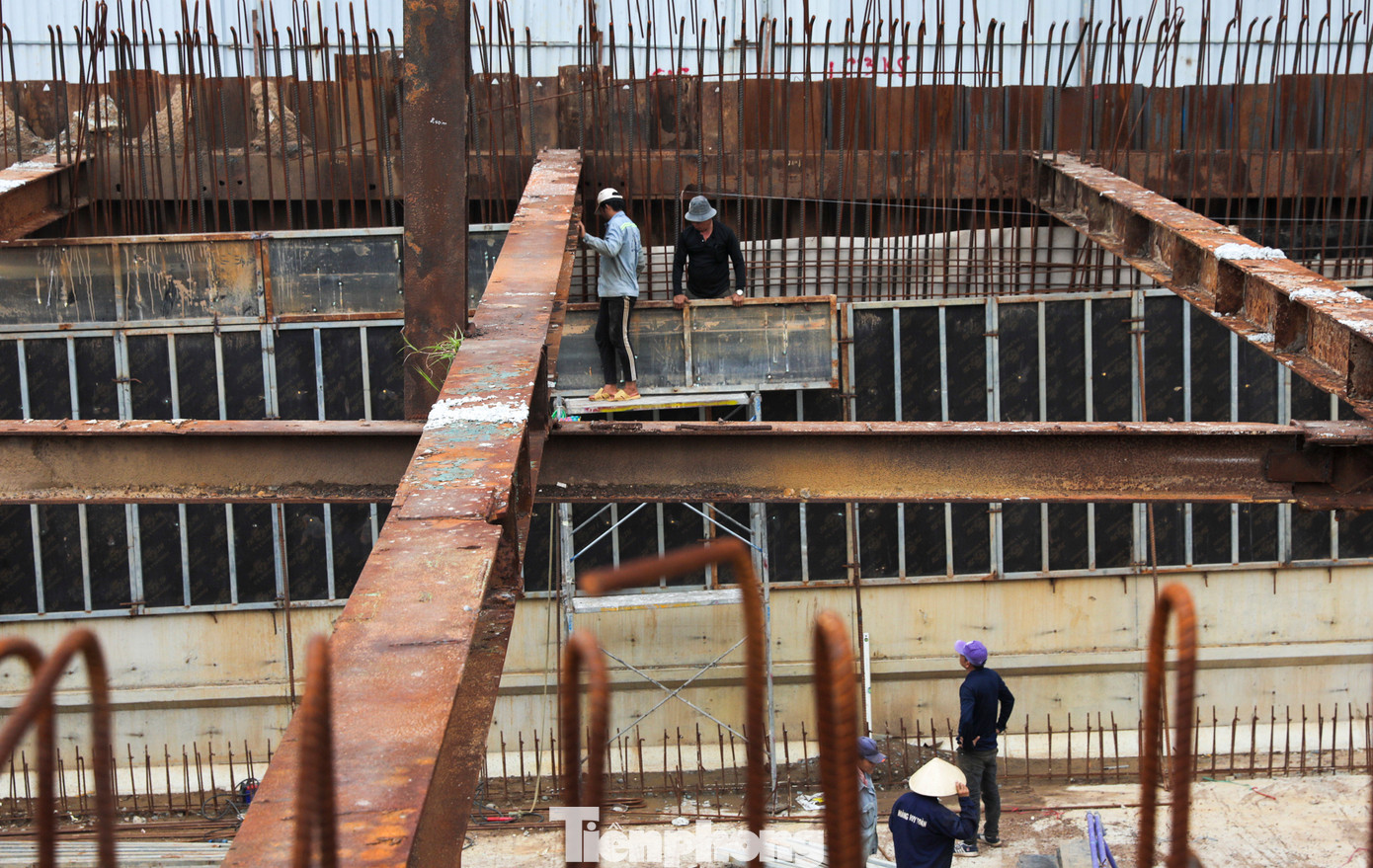 Những ngày này, các công nhân, kỹ sư cùng máy móc hoạt động tấp nập ở công trình xây dựng nút giao An Phú.