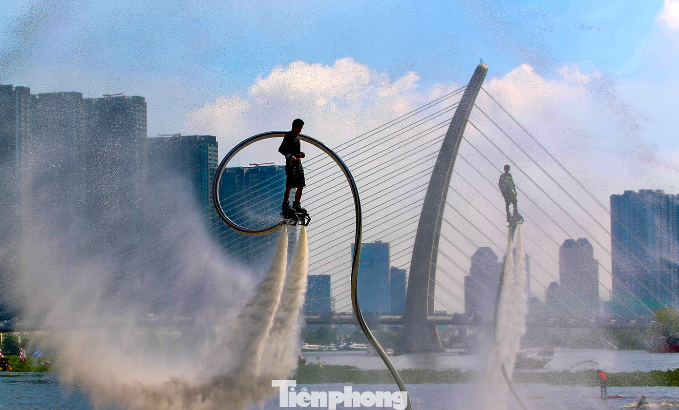 Sáng 1/6, giải Vô địch bơi vượt sông và ván chèo đứng TPHCM mở rộng 2024 (thuộc chuỗi hoạt động Lễ hội sông nước TPHCM lần thứ 2) chính thức diễn ra tại Bến Bạch Đằng (quận 1).