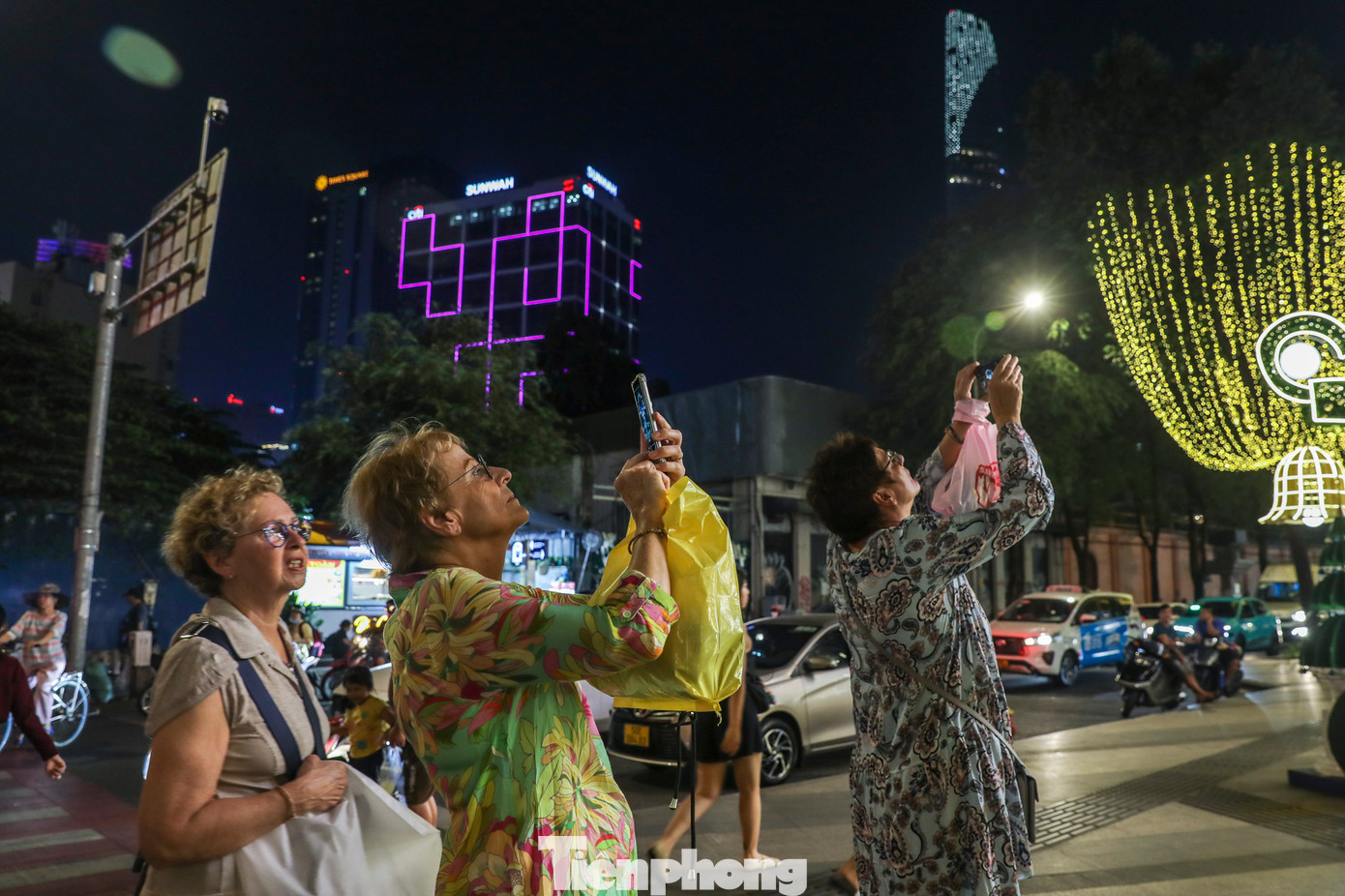 Nhiều du khách nước ngoài tỏ ra thích thú trước không khí trước thềm Giáng sinh diễn ra sôi động tại TPHCM.