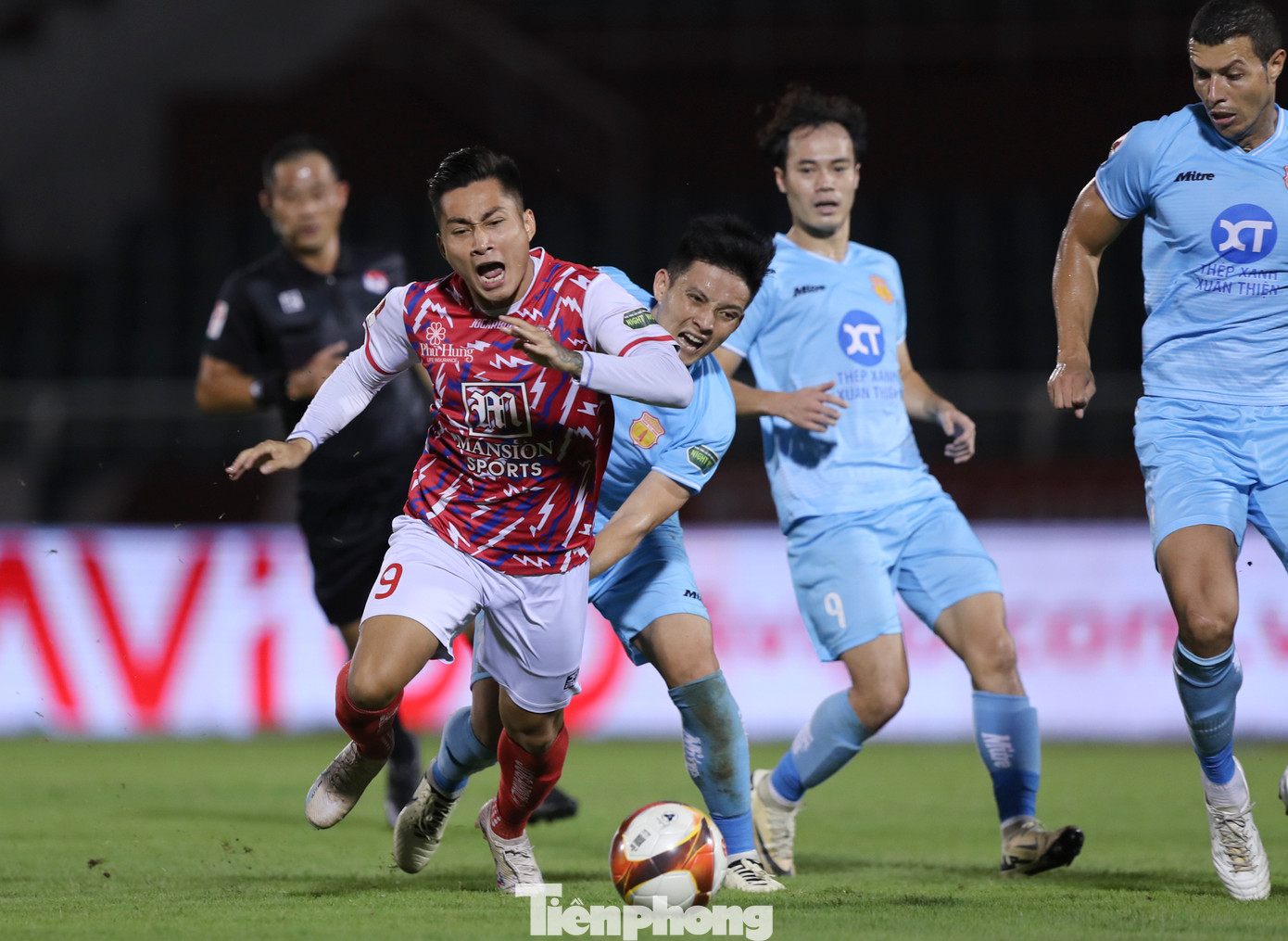 Sau bàn thua, các cầu thủ của CLB TPHCM tiếp tục chơi phòng ngự kỷ luật chờ cơ hội phản công. Sau bàn thua, các cầu thủ của CLB TPHCM tiếp tục chơi phòng ngự kỷ luật chờ cơ hội phản công.