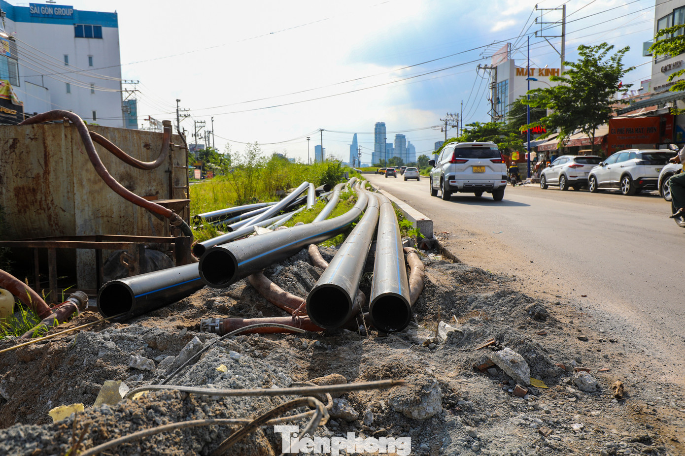Phần đường còn ngổn ngang những vật liệu xây dựng, trở thành những cái "bẫy" nguy hiểm cho người dân. Phần đường còn ngổn ngang những vật liệu xây dựng, trở thành những cái "bẫy" nguy hiểm cho người dân.