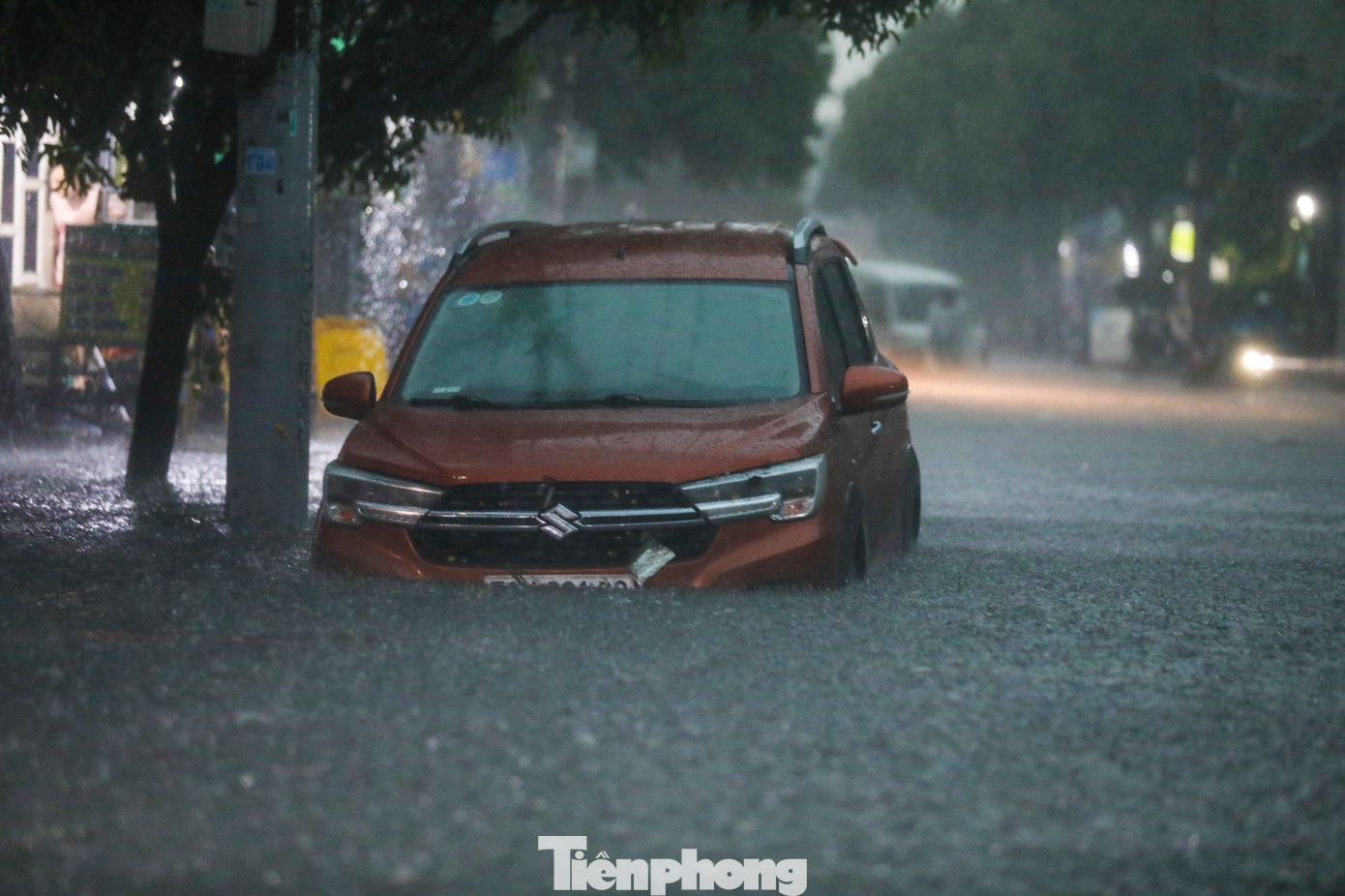 Nhiều xe ô tô bị chết máy nằm ở giữa đường.