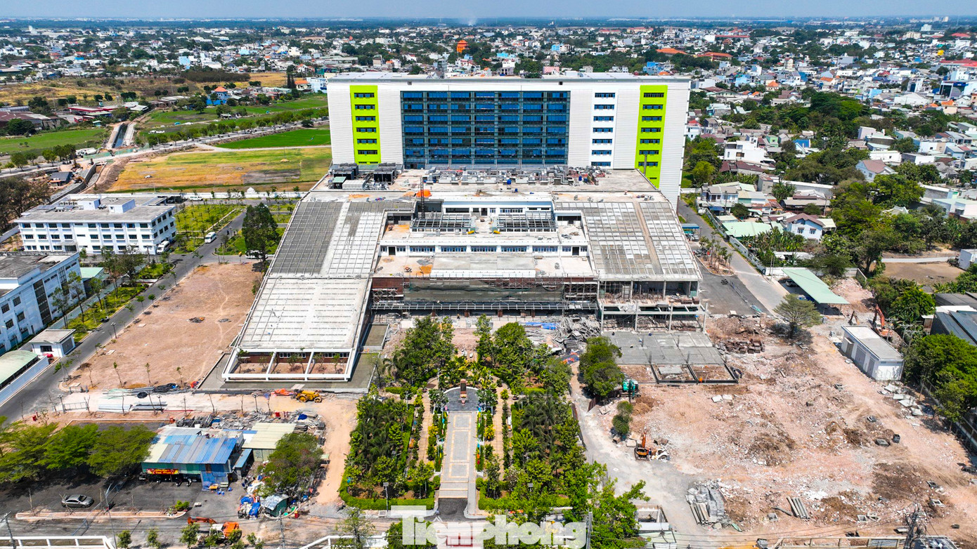 Ba bệnh viện nghìn tỷ ở cửa ngõ TPHCM gồm bệnh viện Đa khoa khu vực Thủ Đức, Hóc Môn, Củ Chi đang gấp rút được hoàn thành. Sau khi đưa vào hoạt động được kỳ vọng sẽ giảm tải cho các bệnh viện tuyến cuối tại TP.HCM. Trong đó, phía cửa ngõ Tây Bắc TPHCM, dự án xây dựng Bệnh viện Đa khoa khu vực Hóc Môn có quy mô 12 tầng, 2 tầng hầm, tổng diện tích sàn là hơn 72.293 m2. Ba bệnh viện nghìn tỷ ở cửa ngõ TPHCM gồm bệnh viện Đa khoa khu vực Thủ Đức, Hóc Môn, Củ Chi đang gấp rút được hoàn thành. Sau khi đưa vào hoạt động được kỳ vọng sẽ giảm tải cho các bệnh viện tuyến cuối tại TP.HCM. Trong đó, phía cửa ngõ Tây Bắc TPHCM, dự án xây dựng Bệnh viện Đa khoa khu vực Hóc Môn có quy mô 12 tầng, 2 tầng hầm, tổng diện tích sàn là hơn 72.293 m2.