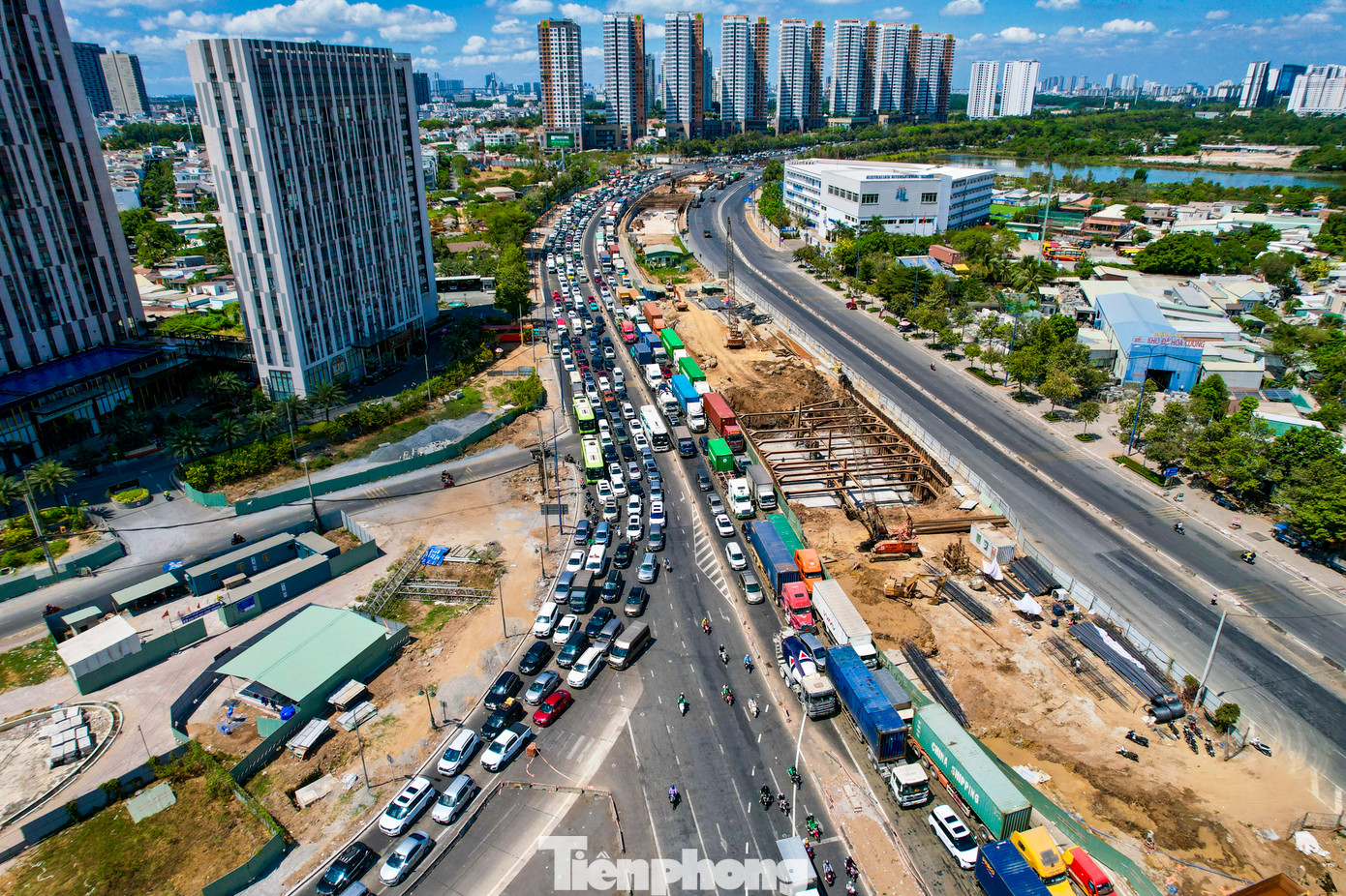 Hàng nghìn phương tiện đổ về cửa ngõ này để rẽ vào cao tốc đi Vũng Tàu, Bình Thuận du lịch khiến khu vực cửa ngõ phía đông bị kẹt xe kéo dài nhiều km.