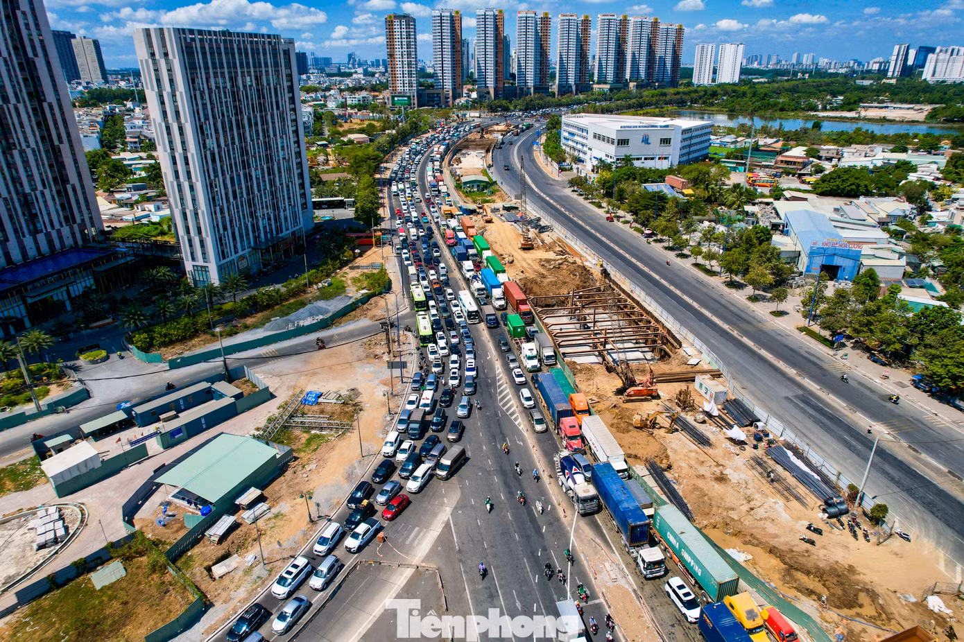 Hàng nghìn phương tiện đổ về cửa ngõ này để rẽ vào cao tốc đi Vũng Tàu, Bình Thuận du lịch khiến khu vực cửa ngõ phía đông bị kẹt xe kéo dài nhiều km.