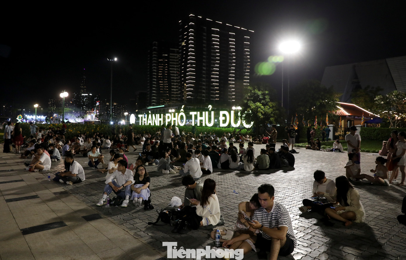 Tại TPHCM, sau màn pháo hoa kéo dài 15 phút, số đông người dân phải ngồi lại chờ lưu lượng giao thông giảm mới ra về để tránh bị kẹt xe.