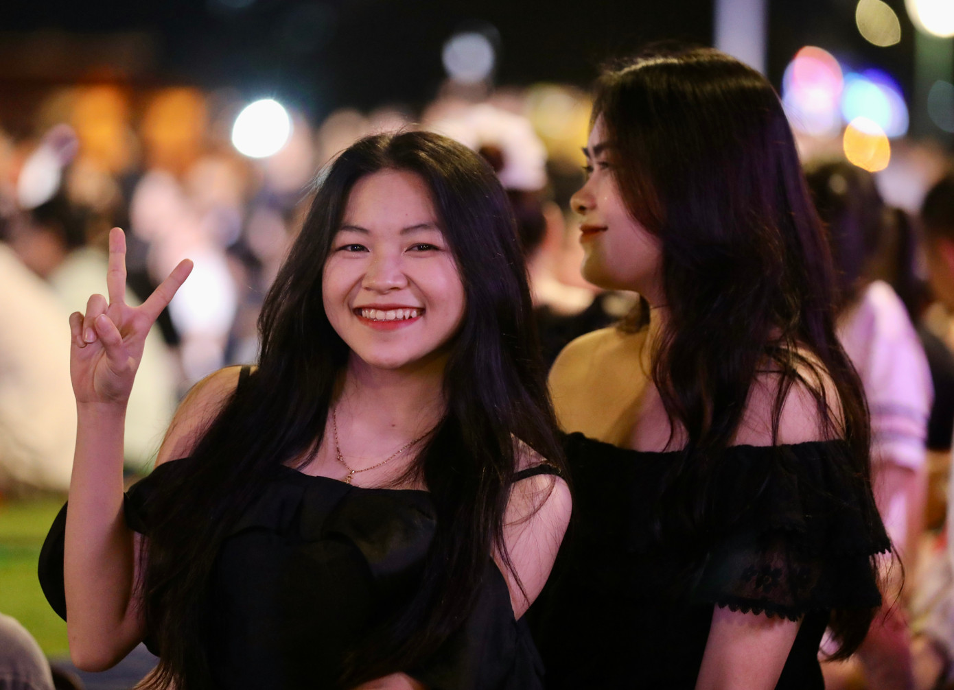 Đông đảo các bạn trẻ có mặt từ rất sớm tại trung tâm quận 1 để chờ đón màn pháo hoa mừng năm mới.