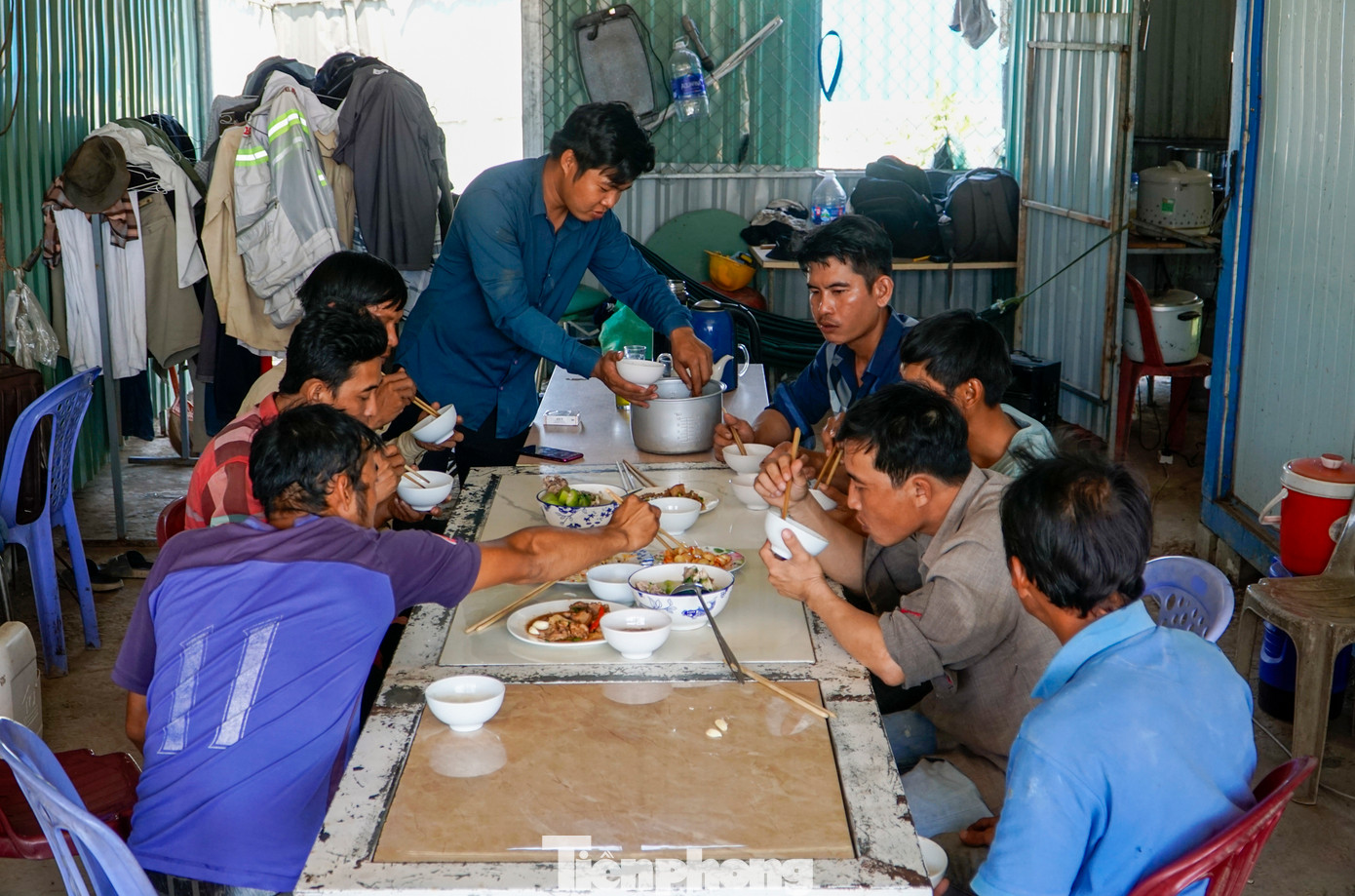 Thời gian nghỉ ngơi ít ỏi của các công nhân sau khi phải phơi mình nhiều giờ dưới cái nóng 38 độ C.
