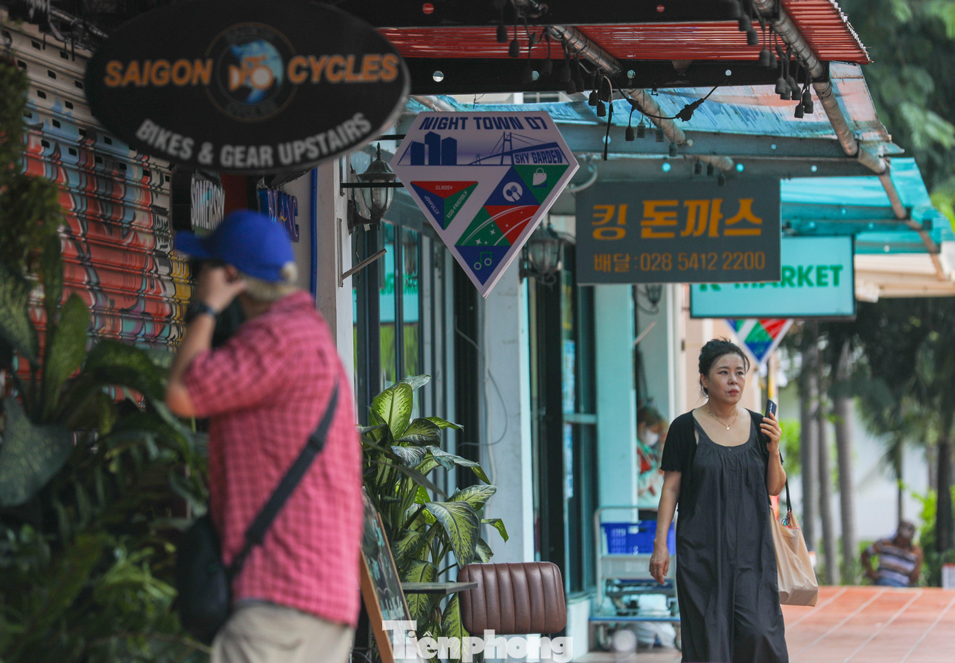 Khu vực hội tụ 222 cơ sở kinh doanh, trong đó có 125 cơ sở kinh doanh về dịch vụ ăn uống, ẩm thực; 40 cơ sở chuyên chăm sóc sắc đẹp; 25 doanh nghiệp thuộc lĩnh vực thương mại, dịch vụ và 31 cơ sở lưu trú.