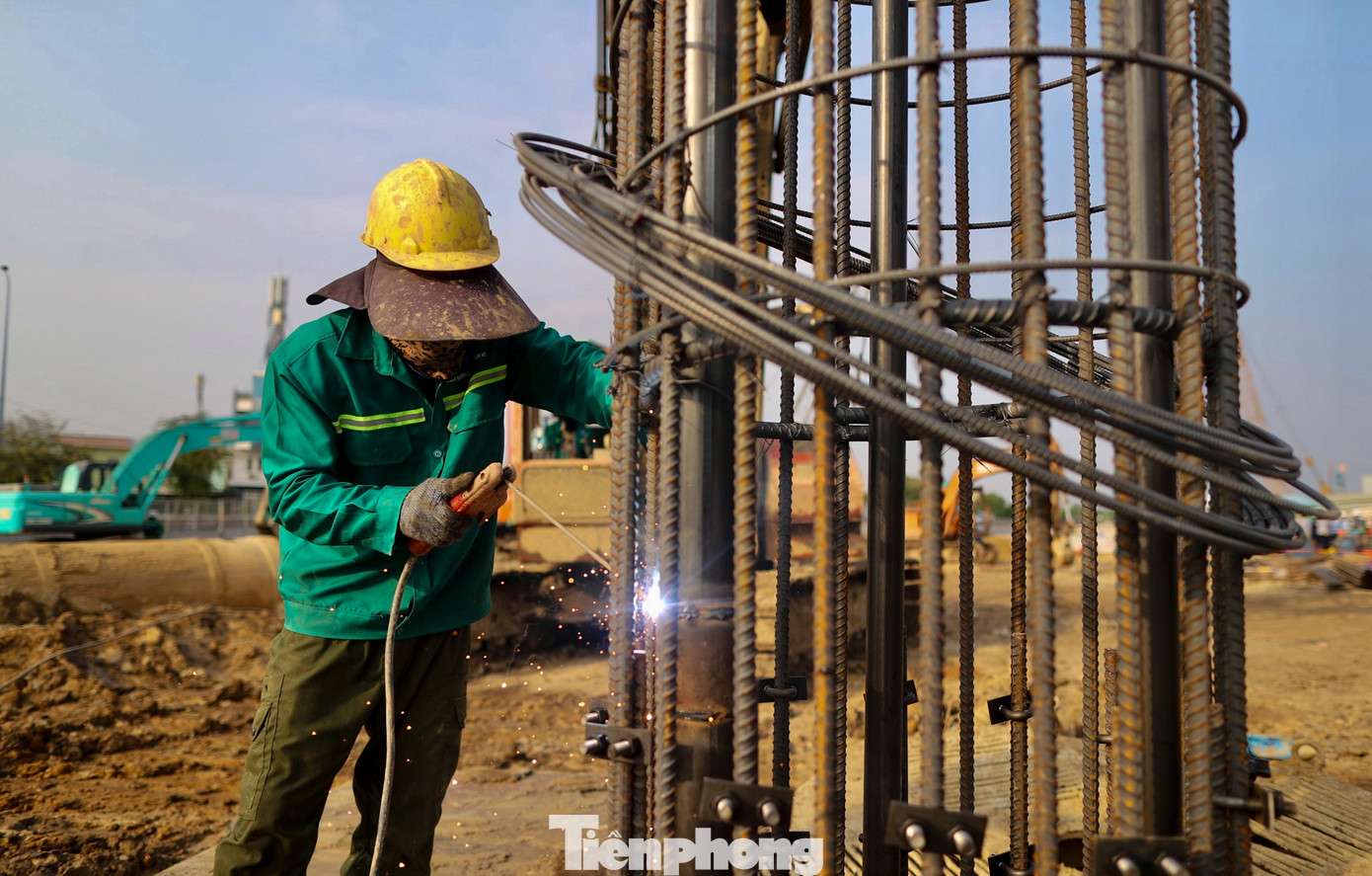 Các công nhân làm việc hết năng suất để sớm đưa dự án vào hoạt động.