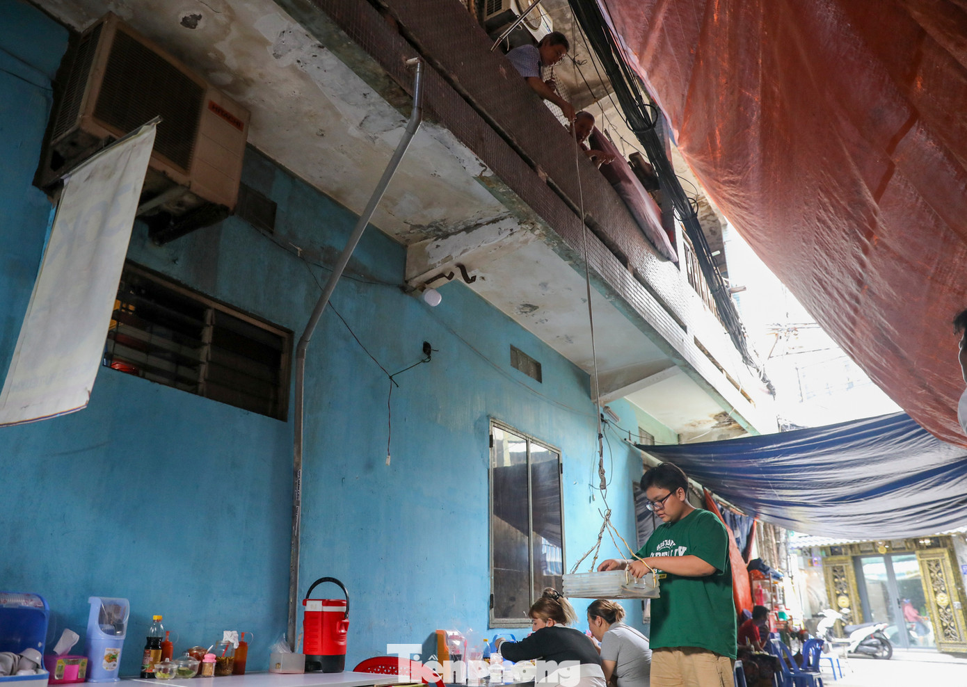 “Trong mùa dịch Covid-19, tôi nghỉ bán nhưng khách quen cứ lại hỏi mua hủ tiếu nên tôi quyết định bán theo cách này cho mọi người ăn. Sau dịch, tôi thấy hình thức này cũng hay nên duy trì bán đến bây giờ&quot;, dì Ba chia sẻ.