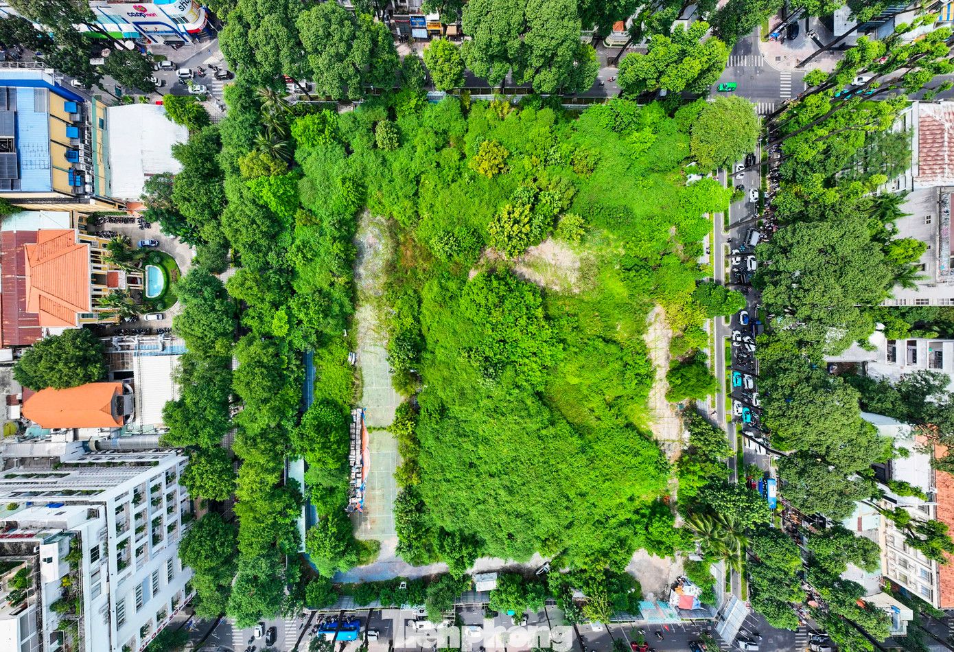 Khu vực dự án chỉ là bãi đất bỏ không, cỏ cây dại mọc cao. Khu vực dự án chỉ là bãi đất bỏ không, cỏ cây dại mọc cao.