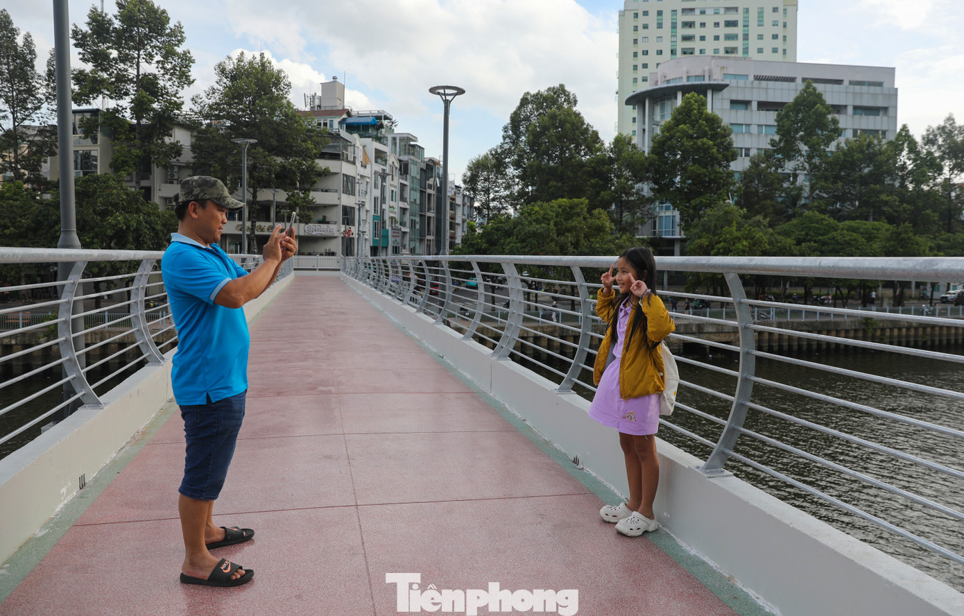 Anh Phong (quận Bình Thạnh) chia sẻ: &quot;Sau khi cây cầu chính thức được đưa vào hoạt động, tôi thường lên đây tập thể dục vào mỗi sáng. Hôm này, thời tiết đẹp nên tôi dẫn con gái mình ra đây chụp ảnh. Cây cầu giúp người dân thuận tiện rất nhiều cho việc di chuyển qua lại giữa hai bên đường&quot;.