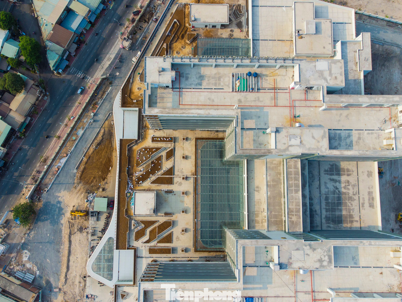 Quy mô hạ tầng kĩ thuật đáp ứng 1.000 giường, giai đoạn 1 quy mô 500 giường. Công trình có 1 tầng hầm, 10 tầng nổi, 2 tòa tháp, tổng diện tích xây dựng 78.281m2.