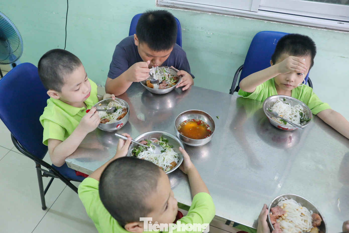 Chắc chắn là bé đã bỏ lỡ lễ khai giảng. Trẻ càng lớn thì càng khó ổn định tâm lý nên mọi thứ đều cần có thời gian”, bà Hồng nói.