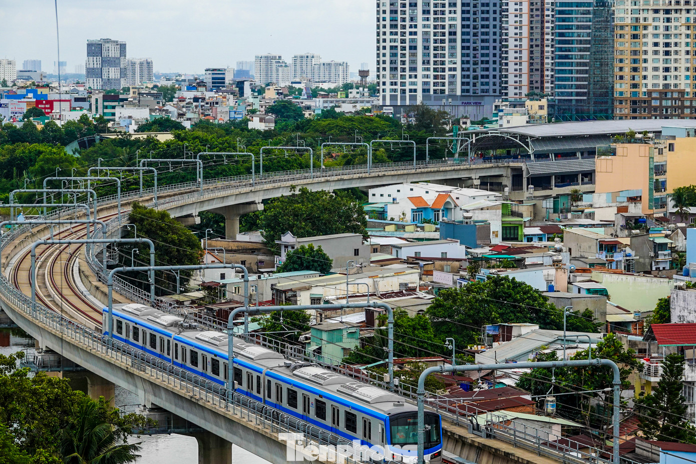 Tuyến metro số 1 trong giai đoạn đầu vận hành sẽ có tổng số 17 đoàn tàu (trong đó 14 đoàn tàu vận hành, 3 đoàn dự bị). Mỗi đoàn tàu dài 61,5m gồm 3 toa nối lại với nhau, sức chứa tối đa của đoàn tàu 3 toa là 930 khách.