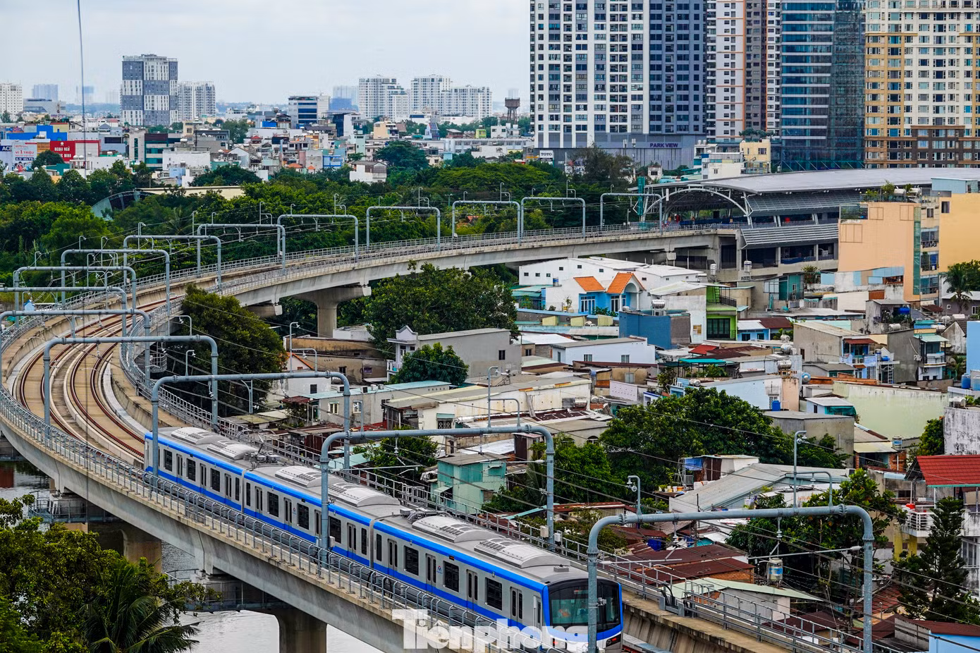 Tuyến metro số 1 trong giai đoạn đầu vận hành sẽ có tổng số 17 đoàn tàu (trong đó 14 đoàn tàu vận hành, 3 đoàn dự bị). Mỗi đoàn tàu dài 61,5m gồm 3 toa nối lại với nhau, sức chứa tối đa của đoàn tàu 3 toa là 930 khách.