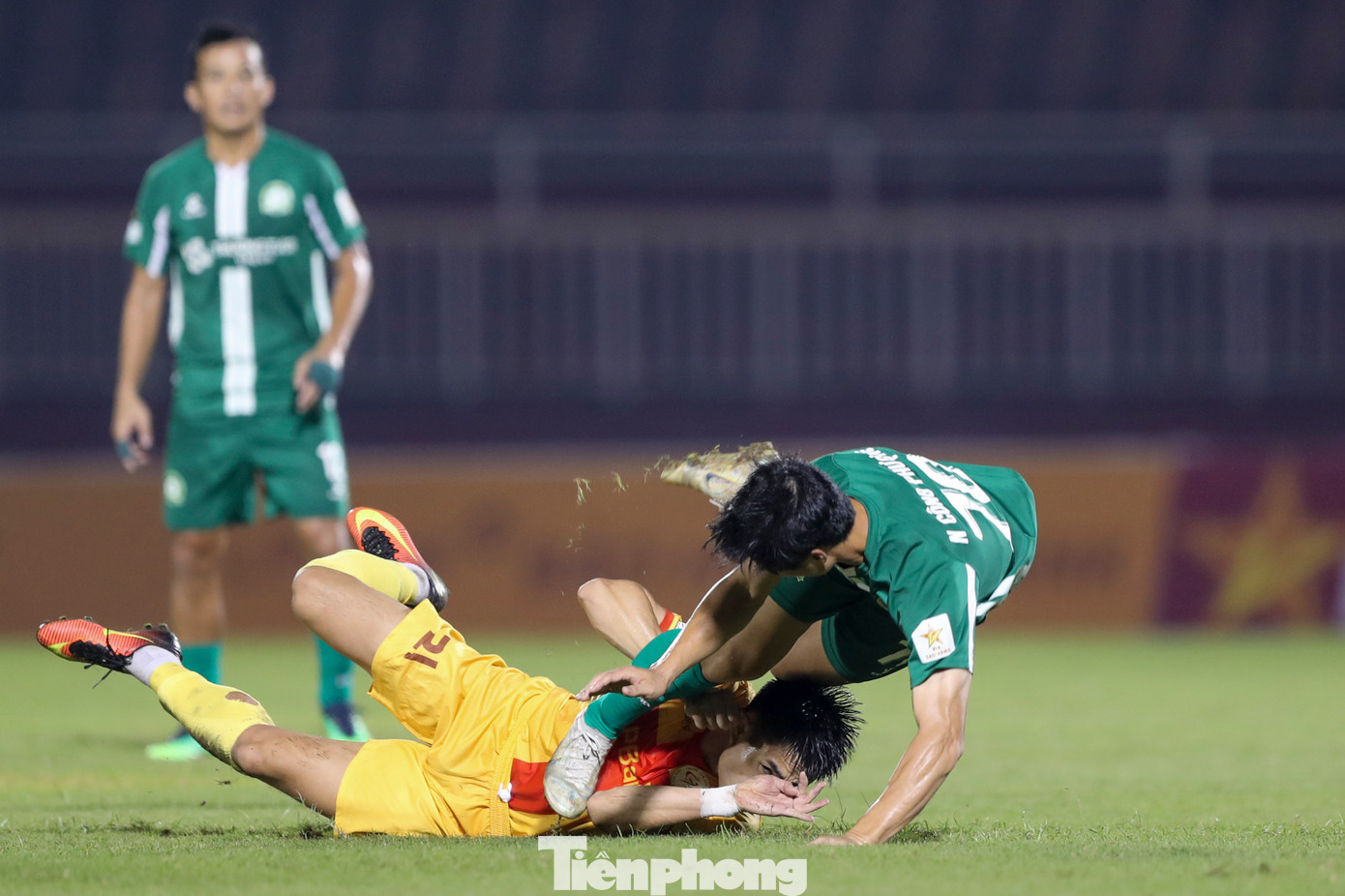 Mỗi khi tiền đạo số 70 của Bình Phước có bóng là ngay lập tức các cầu thủ Trẻ TPHCM lao vào tranh chấp quyết liệt.