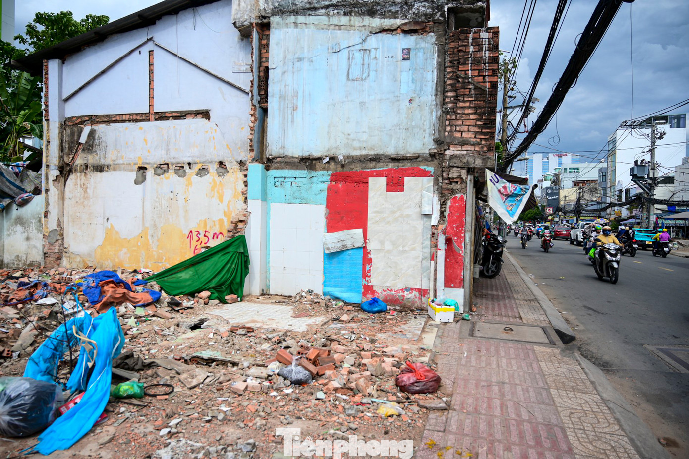 Ban Quản lý đường sắt đô thị TP.HCM cho biết dự án metro Bến Thành - Tham Lương đã giải phóng được 95% mặt bằng. Toàn bộ mặt bằng sẽ hoàn thành trong tháng 6.