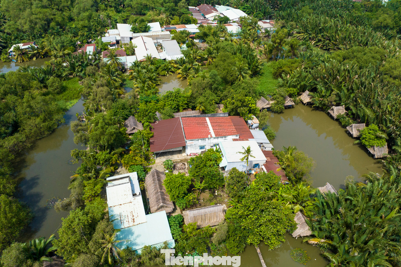 Được kỳ vọng trở thành một khu liên hợp thể dục thể thao hiện đại nhưng phần lớn diện tích vẫn chủ yếu là đất trống, cỏ mọc um tùm, ao hồ rải rác. Lác đác trong dự án là những căn nhà tạm của người dân thuộc diện quy hoạch.