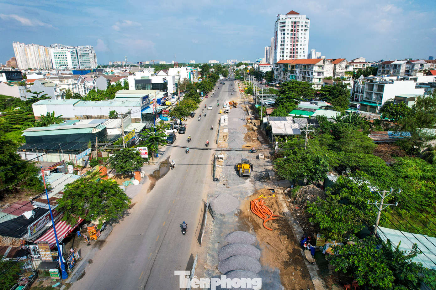Theo ghi nhận của Tiền Phong, hiện đường Lương Định Của nhiều đoạn vẫn được rào chắn để thi công. Theo ghi nhận của Tiền Phong, hiện đường Lương Định Của nhiều đoạn vẫn được rào chắn để thi công.