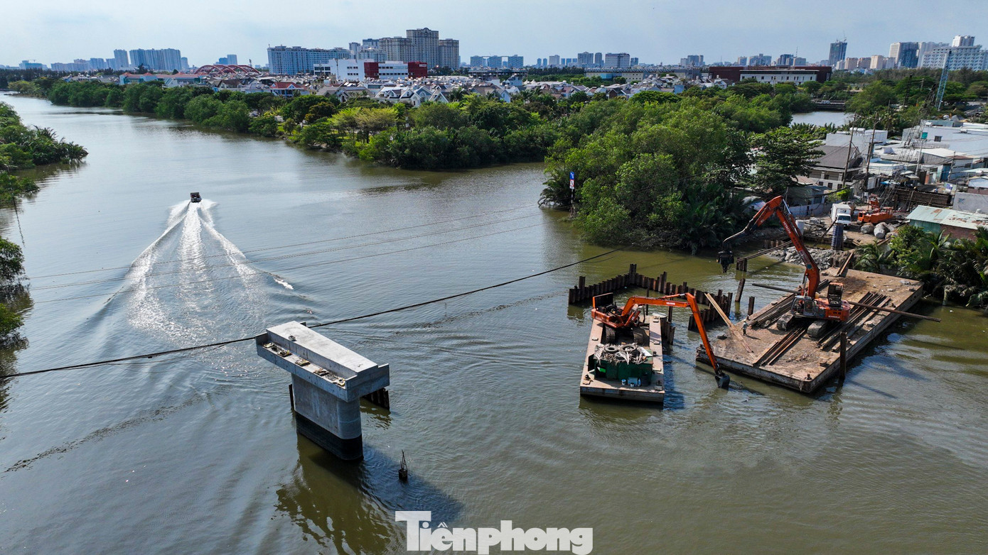 Dự án cầu Rạch Đỉa có tổng vốn đầu tư hơn 500 tỷ đồng đang được đẩy nhanh thi công nhằm thay thế cầu sắt cũ xuống cấp và giảm kẹt xe cho khu vực cửa ngõ phía Nam TPHCM.