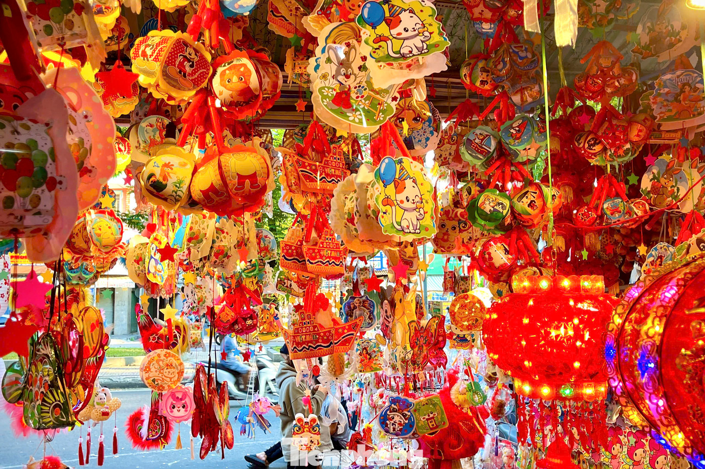 Từ những chiếc lồng đèn ông sao truyền thống, lồng đèn kéo quân đến các mẫu đèn hiện đại với hình ảnh các nhân vật hoạt hình dễ thương, tất cả đều có mặt tại đây.
