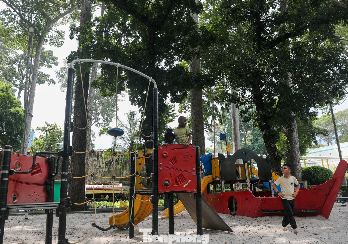 Mỗi ngày, Công viên Tao Đàn có rất đông người dân và du khách đến vui chơi, tập thể dục.