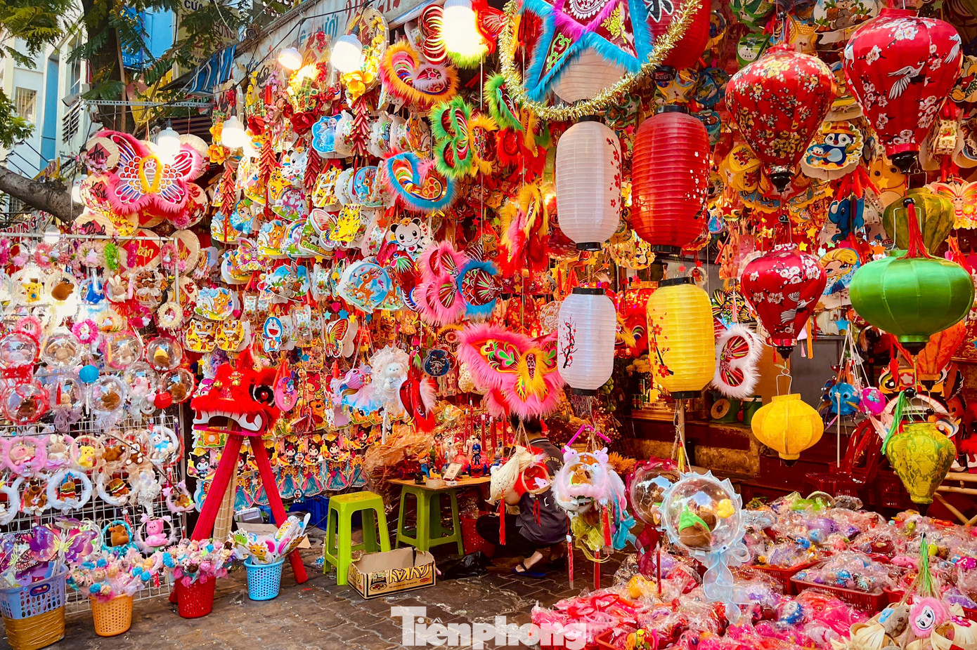 Dạo quanh con phố, có thể nhận thấy hàng trăm loại lồng đèn đủ màu sắc, kích cỡ và chất liệu được bày bán khắp các sạp.