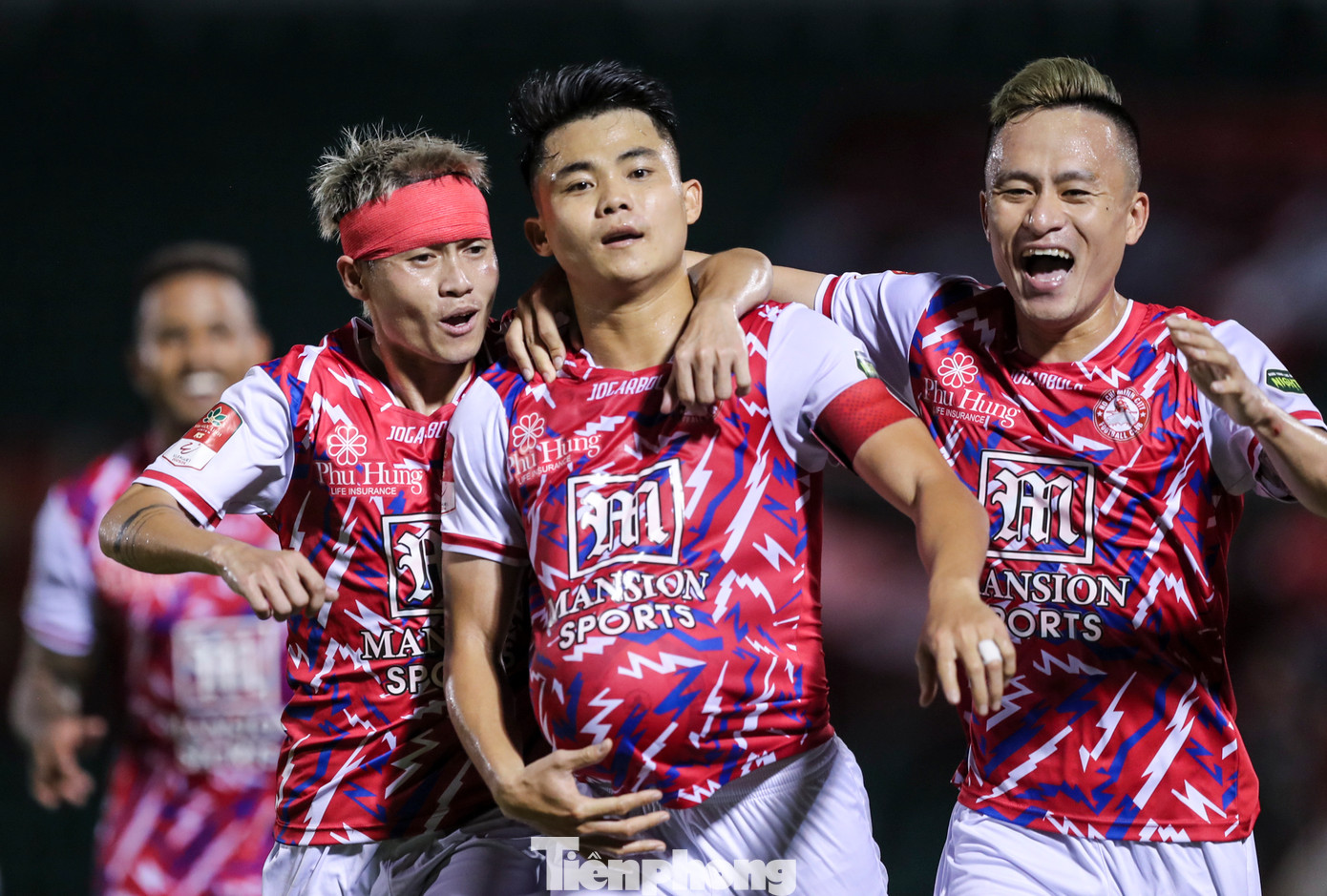 Bàn thắng gỡ hoà 1-1 của Ngô Tùng Quốc khiến cầu trường sân Thống Nhất như nổ tung. Bàn thắng gỡ hoà 1-1 của Ngô Tùng Quốc khiến cầu trường sân Thống Nhất như nổ tung.