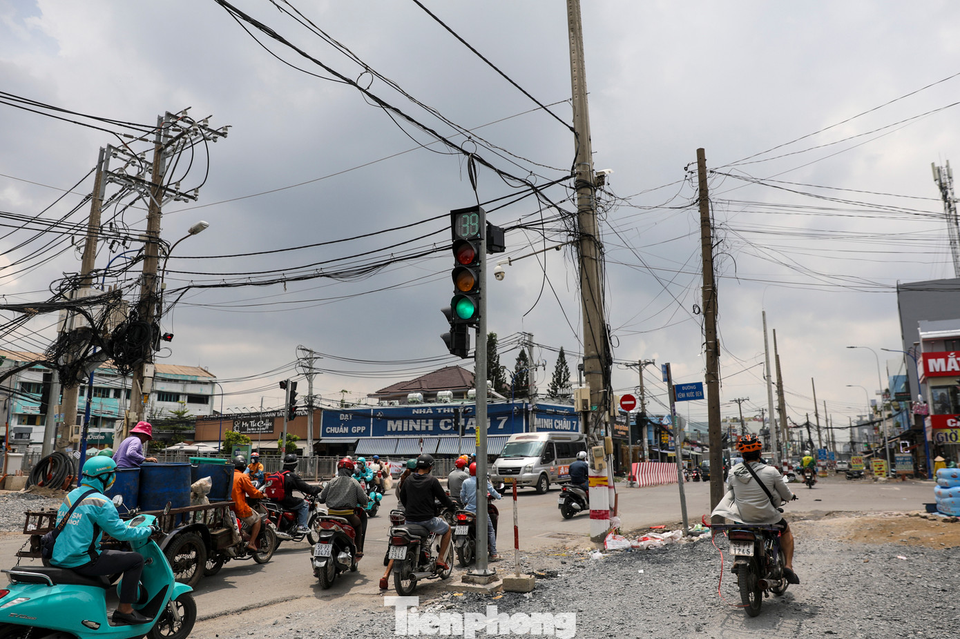 Tuy nhiên đến thời điểm hiện tại, do vướng mắc khâu giải phóng mặt đường nên nhiều trụ điện vẫn chưa thể di dời.