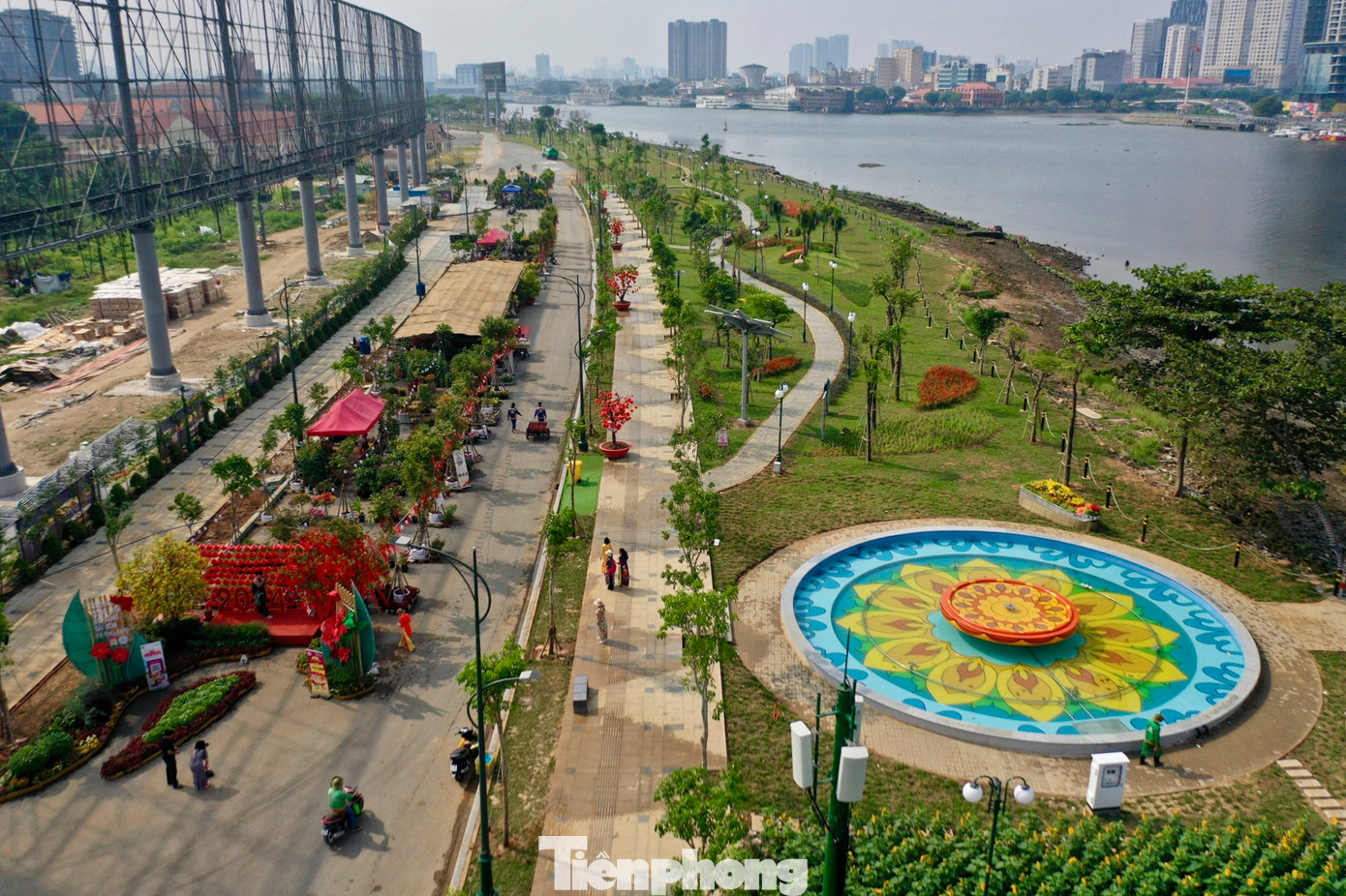 Nằm sát bờ sông Sài Gòn, khu vực giữa công viên, một hạng mục mới là đài phun nước đã hoàn thành và đưa vào hoạt động. Đài phun nước được thiết kế hình tròn, ở giữa vẽ hoa văn hình hoa hướng dương.