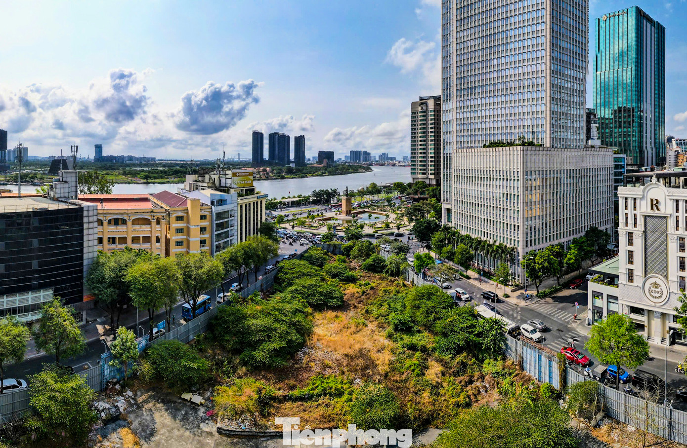 Khu đất nằm giữa 4 con đường lớn Hai Bà Trưng - Thi Sách - Đông Du - vòng xoay Công trường Mê Linh. Xung quanh khu vực này là các tòa nhà cao ốc văn phòng, khách sạn hạng sang như Vietcombank Tower, Hilton Sài Gòn, Mê Linh Point, The Reverie Saigon...