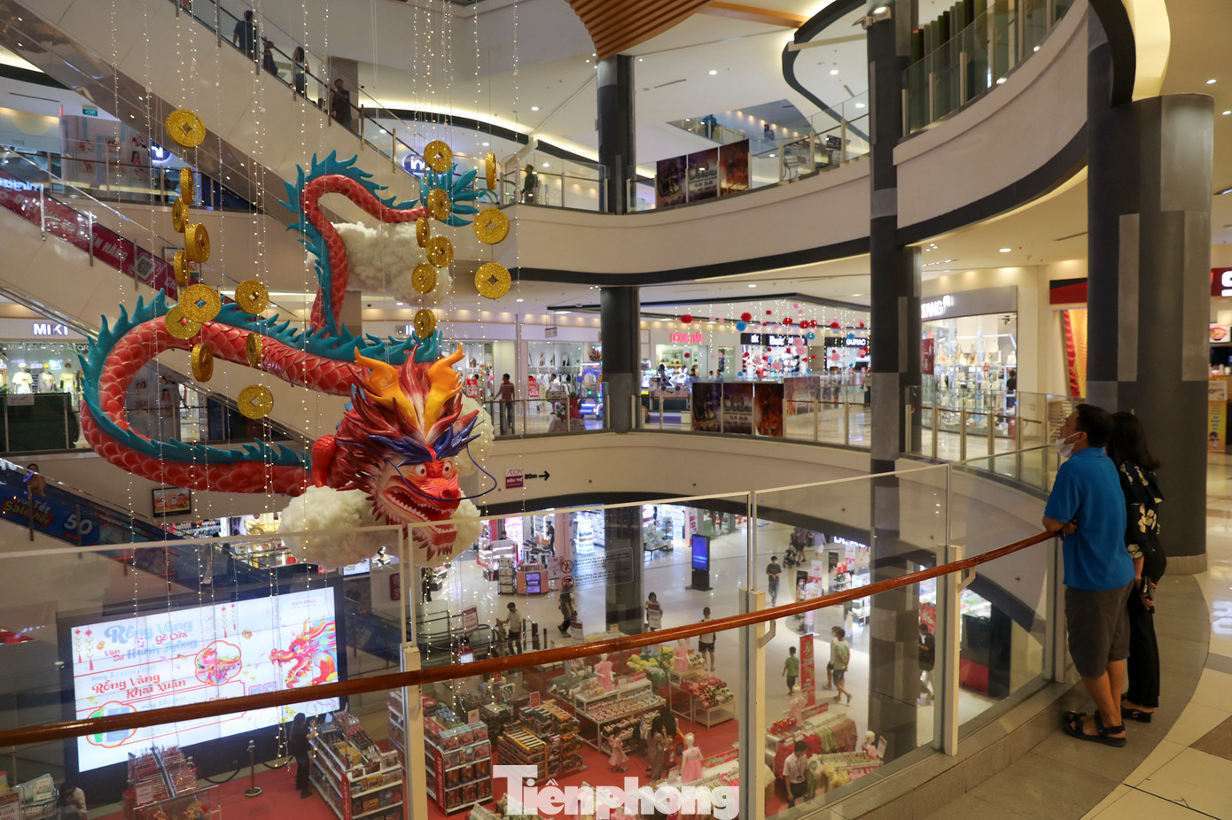 Những ngày qua, trên các nền tảng mạng xã hội xuất hiện hình ảnh linh vật rồng ở trung tâm thương mại Aeon Tân Phú (quận Tân Phú). Linh vật rồng này nhanh chóng gây xôn xao bởi biểu cảm độc lạ.