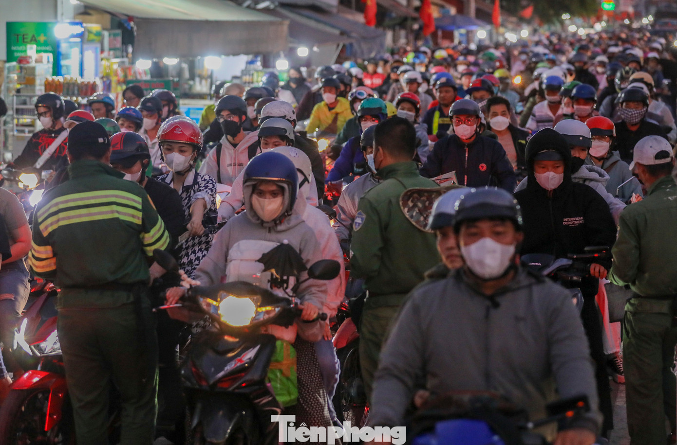 Nhân viên bán vé phải vất vả len lỏi giữa dòng xe để thu vé cho từng phương tiện.