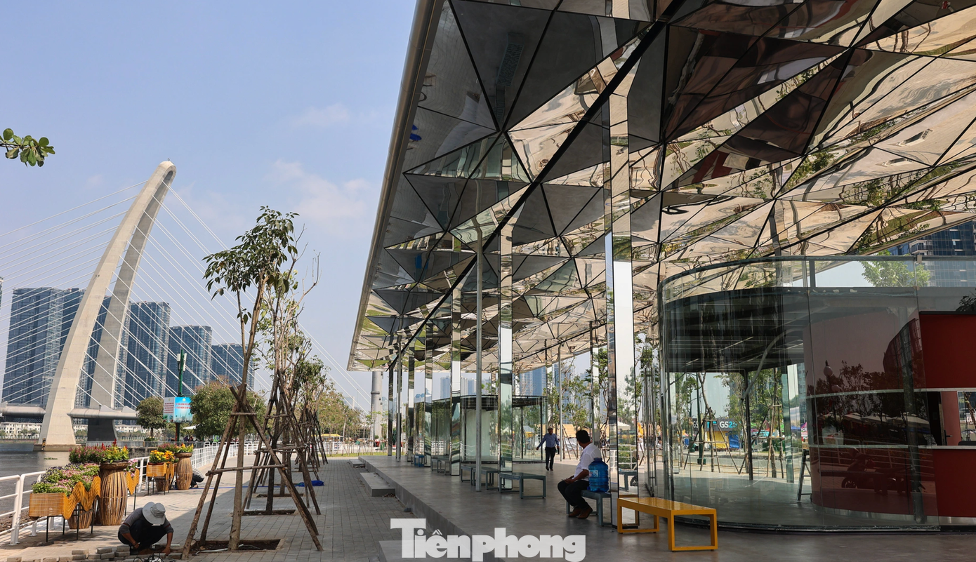 Ngay bên cạnh là bến tàu thủy Thủ Thiêm đã hoàn thiện, bến tàu này là nơi trung chuyển khách từ bến Bạch Đằng (quận 1) qua công viên bờ sông Sài Gòn và ngược lại.