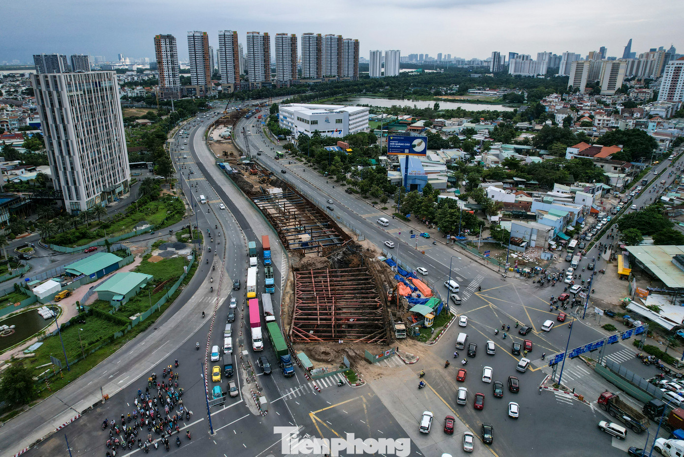 Công trình nhìn từ hướng trung tâm nút giao An Phú về hướng đường Đồng Văn Cống.