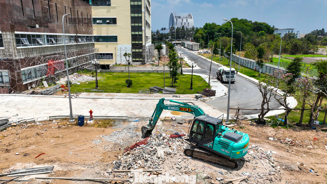 Hiện tại, bệnh viện đang trong quá trình hoàn thiện, lắp đặt thang máy, trong nửa tháng nữa bệnh viện sẽ chủ động giao phòng khám cũ để làm đường nội bộ. Các hàng rào xung quanh cũng đã hoàn thành. Hiện tại, bệnh viện đang trong quá trình hoàn thiện, lắp đặt thang máy, trong nửa tháng nữa bệnh viện sẽ chủ động giao phòng khám cũ để làm đường nội bộ. Các hàng rào xung quanh cũng đã hoàn thành.
