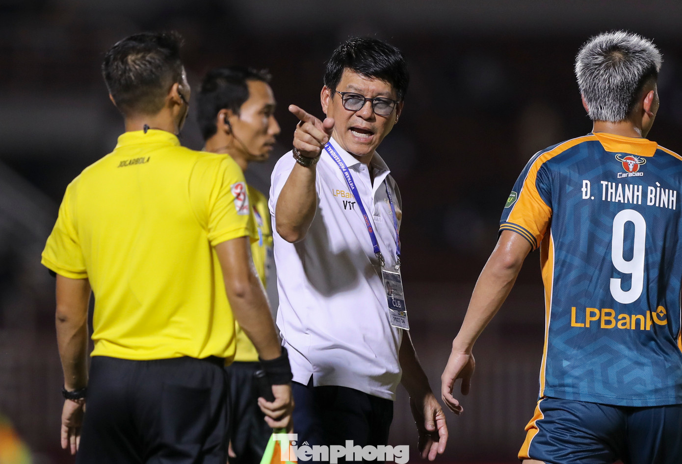 HLV Vũ Tiến Thành có những phản ứng quyết liệt với các quyết định của tổ trọng tài điều hành trận đấu.