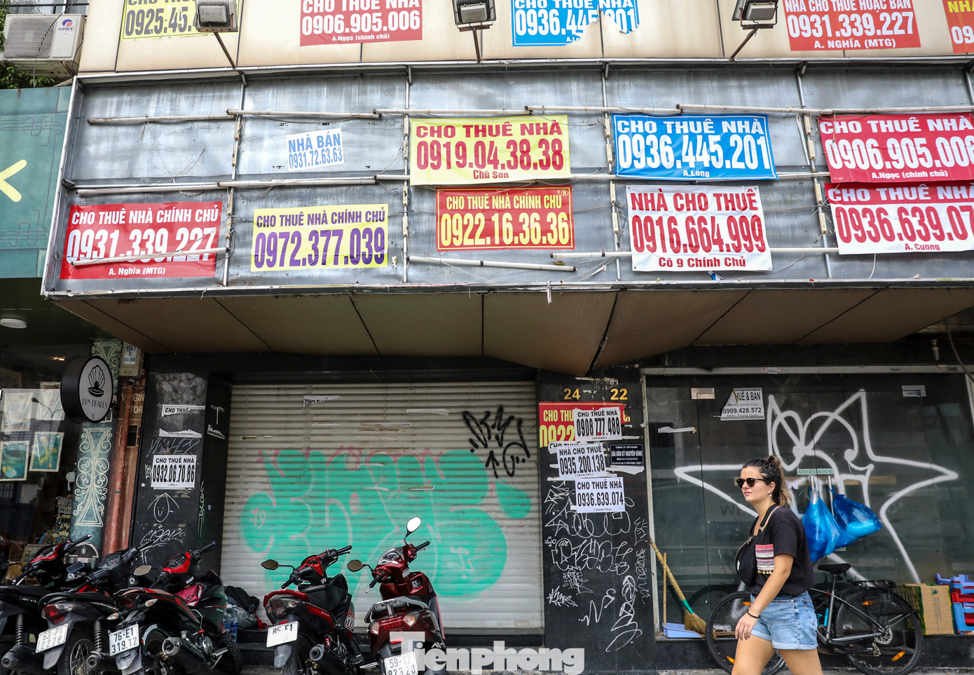 Phần lớn các ô cửa bị vẽ bậy, gây mất mỹ quan đô thị.