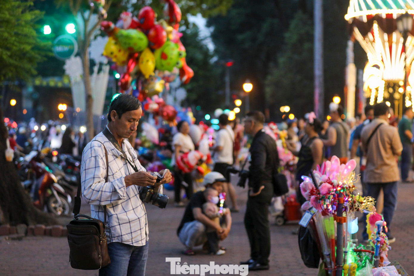 Hoạt động buôn bán các loại đồ chơi và phụ kiện Noel cũng diễn ra nhộn nhịp, phục vụ người dân và giới trẻ đến vui chơi tại đây.