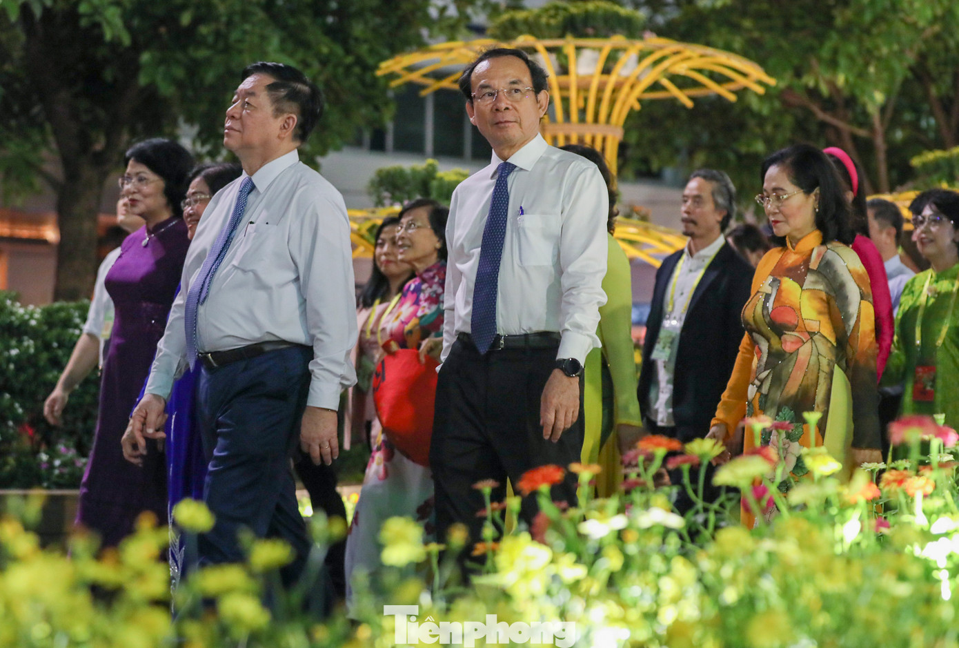 Tối 7/2, trong không khí rộn ràng của những ngày giáp Tết Giáp Thìn 2024, TPHCM đã khai mạc đường hoa Nguyễn Huệ 2024. Tham dự lễ khai mạc có Bí thư Thành ủy TPHCM Nguyễn Văn Nên, Trưởng Ban Tuyên giáo Trung ương Nguyễn Trọng Nghĩa, nguyên Phó chủ tịch nước Trương Mỹ Hoa, nguyên Phó chủ tịch nước Đặng Thị Ngọc Thịnh, Chủ tịch UBND TP Phan Văn Mãi cùng lãnh đạo, nguyên lãnh đạo Đảng, Nhà nước và TPHCM.