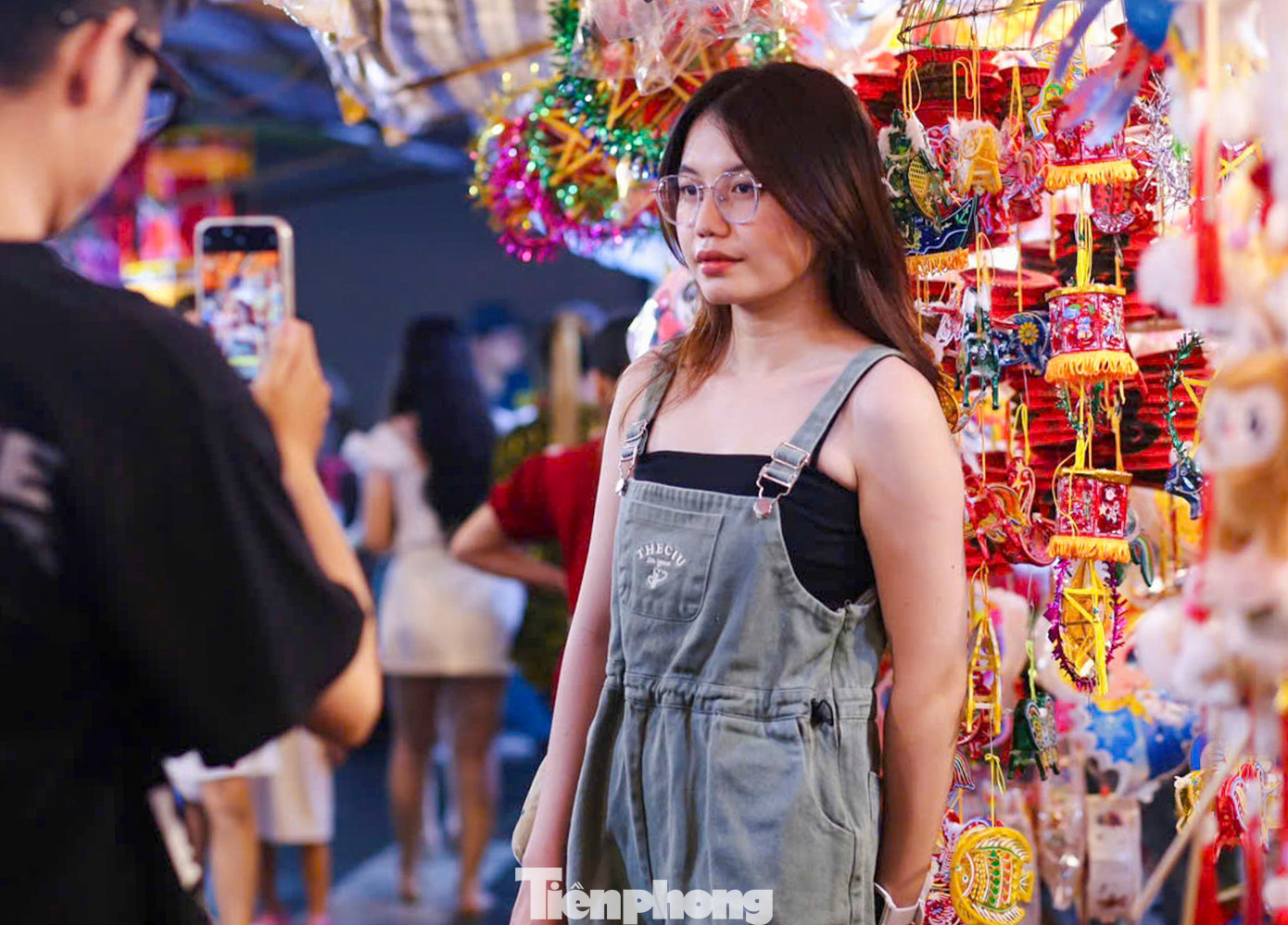 Từ đầu tháng 7 âm lịch, phố lồng đèn Lương Nhữ Học rực rỡ sắc màu, chào đón khách đến tham quan, mua sắm cho dịp Tết Trung thu. Từ đầu tháng 7 âm lịch, phố lồng đèn Lương Nhữ Học rực rỡ sắc màu, chào đón khách đến tham quan, mua sắm cho dịp Tết Trung thu.